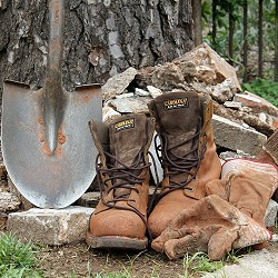 shovel, work boots and gloves (image: pixabay)