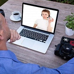 person watching video training on a laptop (tumisu / pixabay)